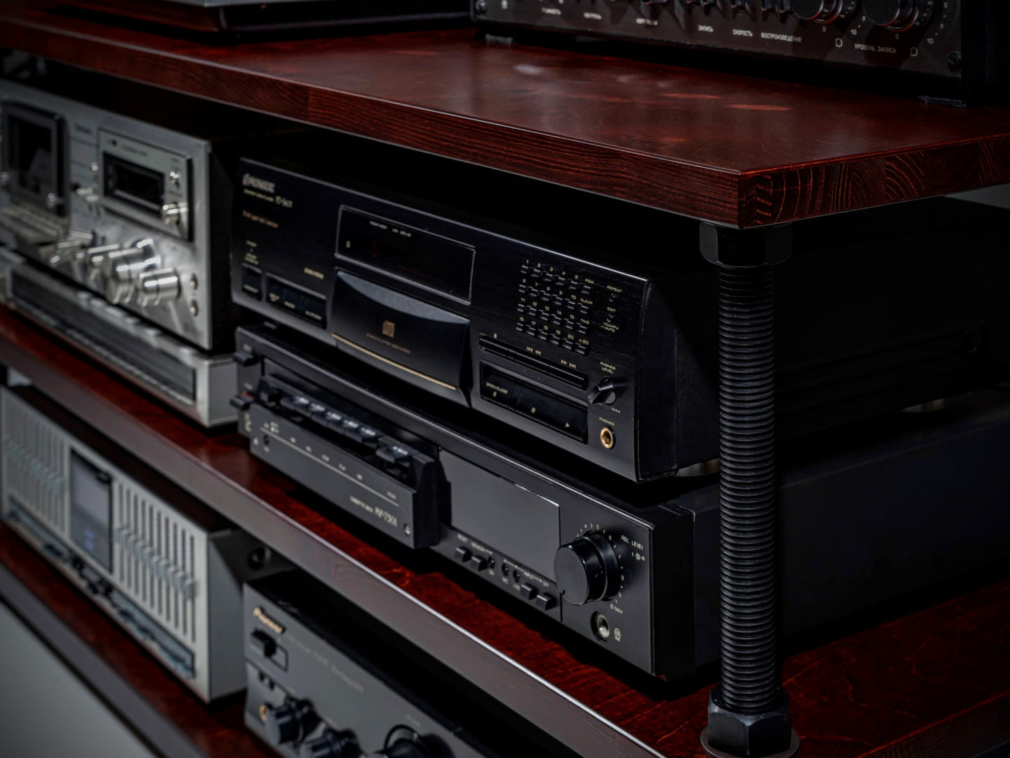 Low Profile HiFi Audio Rack – Adjustable Turntable Stand & Record Player Shelf | Heavy-Duty Stereo Component Console with Black Hardware